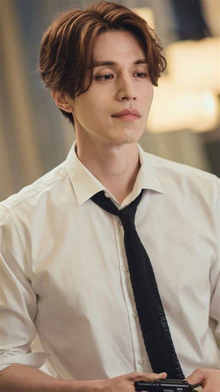Lee Dong Wook's younger sister describes her brother's hardworking