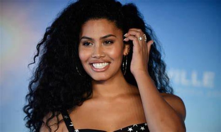 Leyna Bloom Biography Age, Surgery, Son, Net Worth, Partner, Instagram