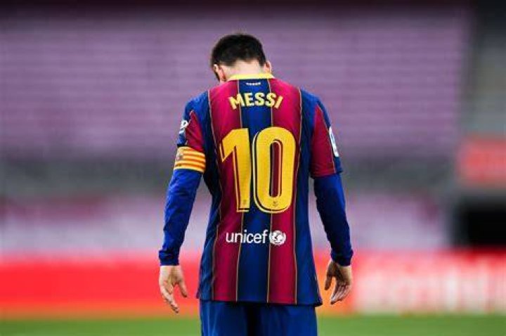 Lionel Messi returns to Barcelona with family, fans can&rsquo;t stay calm