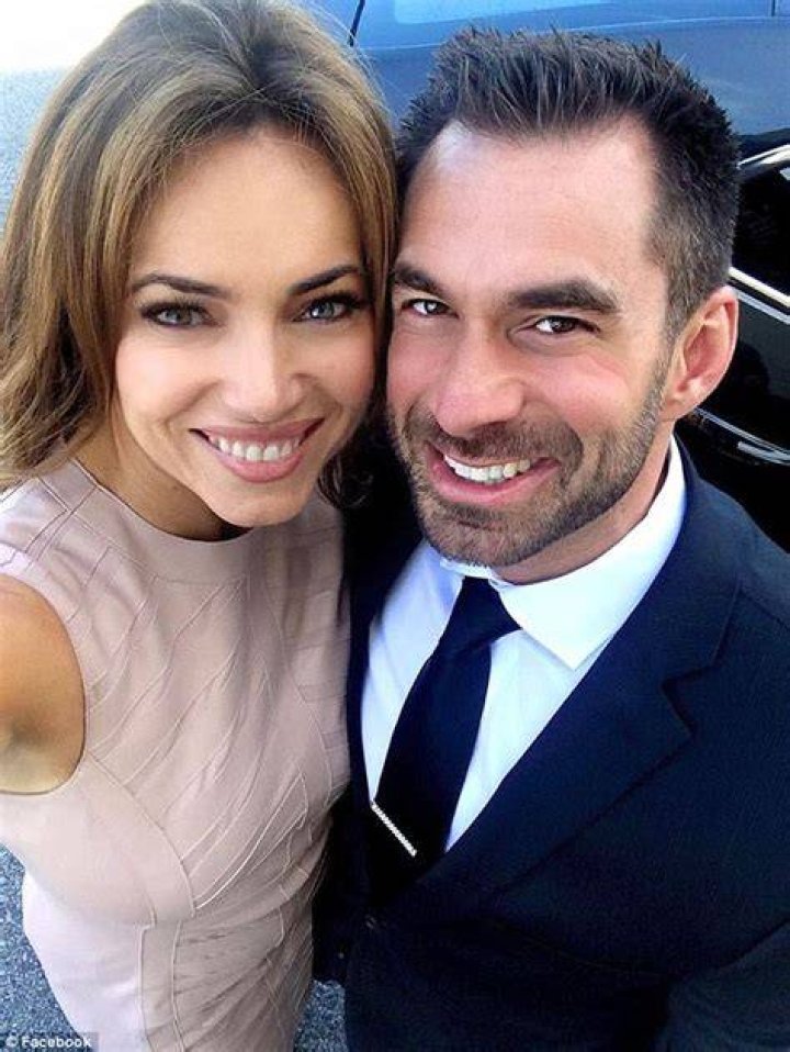 Lisa Robertson Engaged & Married To Jeffrey Lawrence