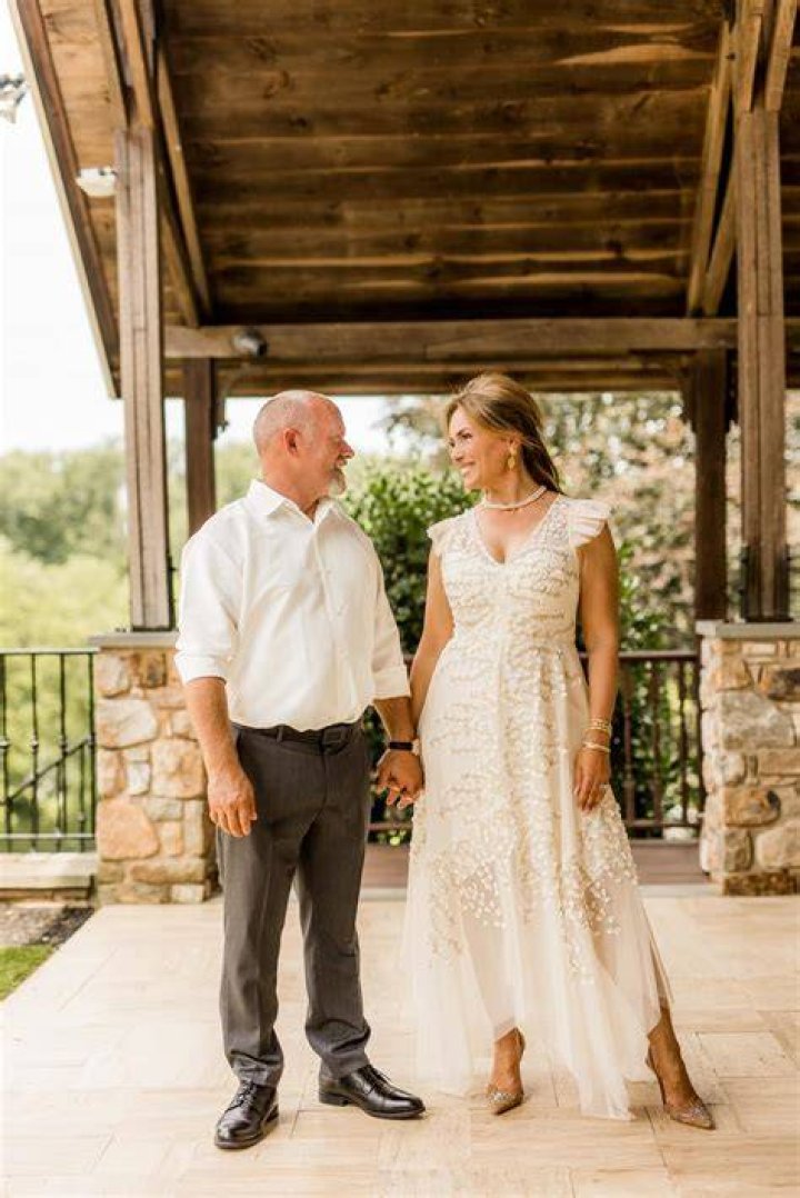 Lisa Robertson is Married to Jeff Lawrence in Summer Wedding The
