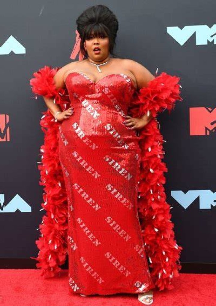 Lizzo measurements, bio, height, weight, shoe, and bra size
