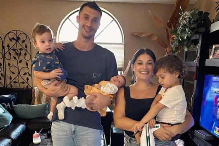 Loren and Alexei reveal baby number 2 spent 22 days in the NICU Tue 15 February 2022 16:03 B