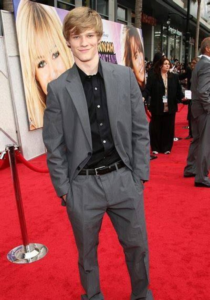 Lucas Till Height Age Weight Wiki Biography & Net Worth Famed Star