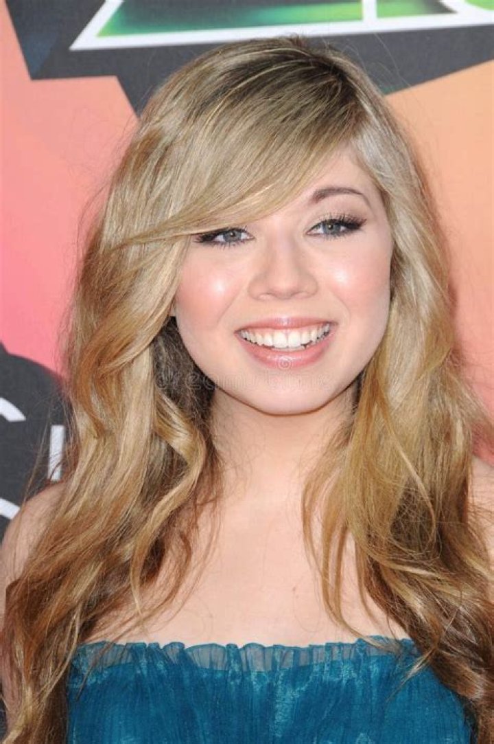 McCurdy 2018 Hair, Eyes, Feet, Legs, Style, Weight & No Make