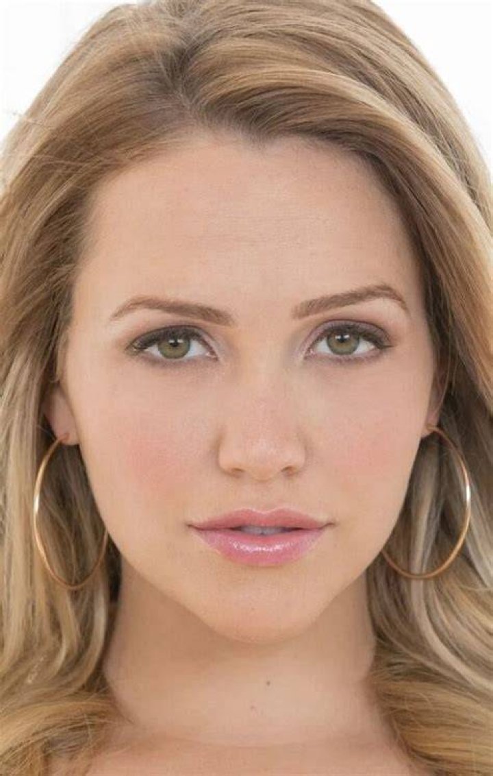 Mia Malkova Profile, Photos, News, Bio CelebNest