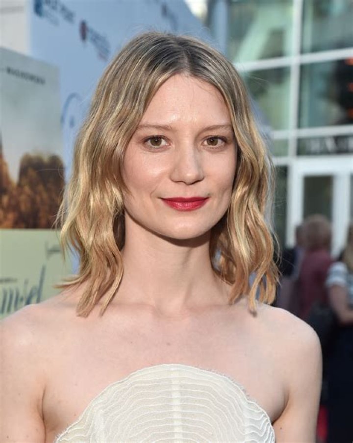 Mia Wasikowska Age, Height, Net Worth, Boyfriend, Dating, Body Facts