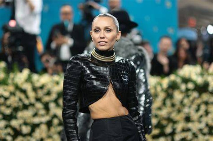 Miley Cyrus rompe toda relaci&oacute;n con su padre, el m&uacute;sico Billy Ray Cyrus