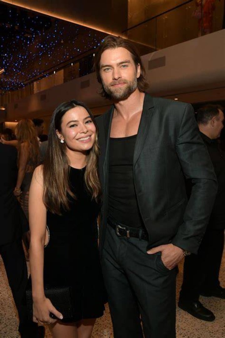 Miranda Cosgrove Boyfriend, Affairs, Relationships, Net worth, and