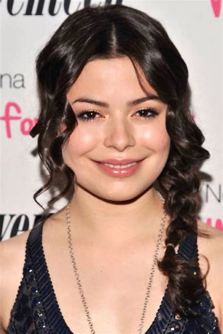 Miranda Cosgrove's net worth, age, family, height, awards, songs