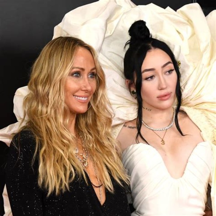 Noah Cyrus with her father Billy Ray Cyrus Billy ray cyrus, Noah