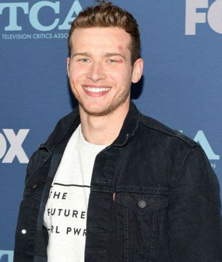 Oliver Stark Bio/Wiki, Age, Girlfriend, Wife, Tattoo, 911, Movies, Tv