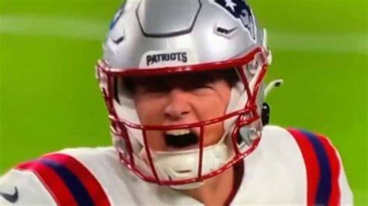 Patriots Mac Jones SCREAMS F**k off to OC Matt Patricia yet again due to frustration