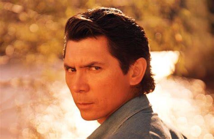 Photo Lou Diamond Phillips and family attend 'Paddington 2' premiere