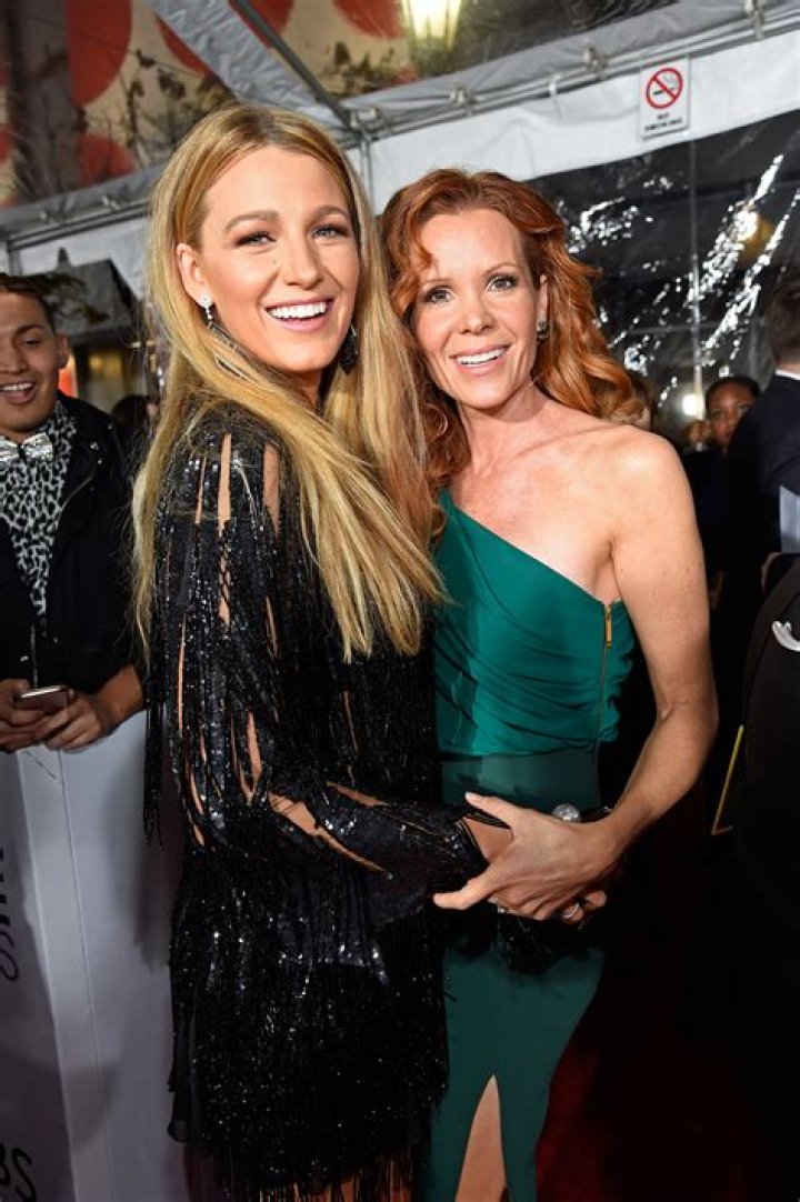 Photo Robyn Lively and Blake Lively backstage at the People's Choice