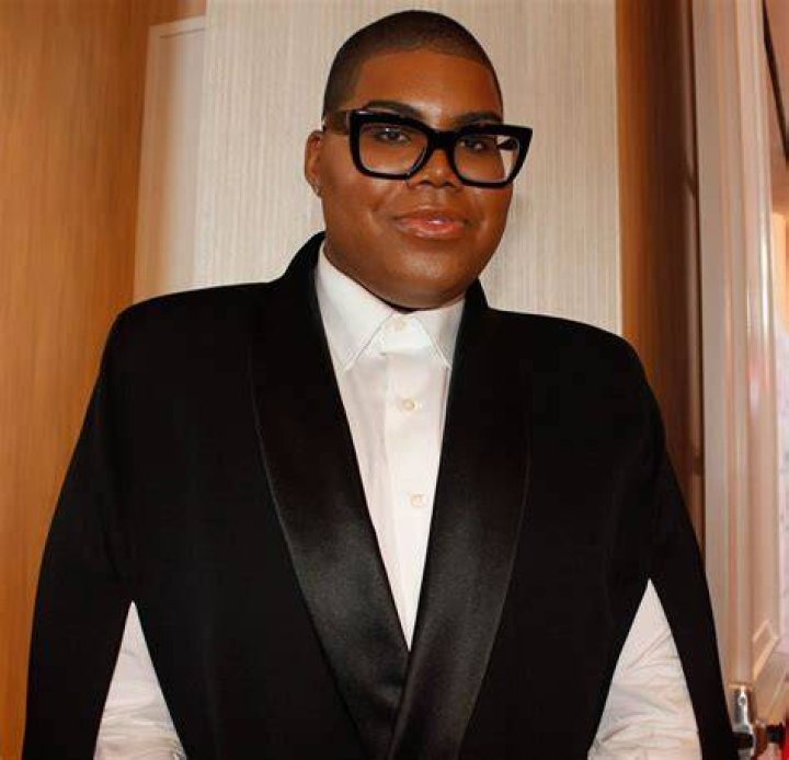 PICS EJ Johnson hanging out with friends in SoHo
