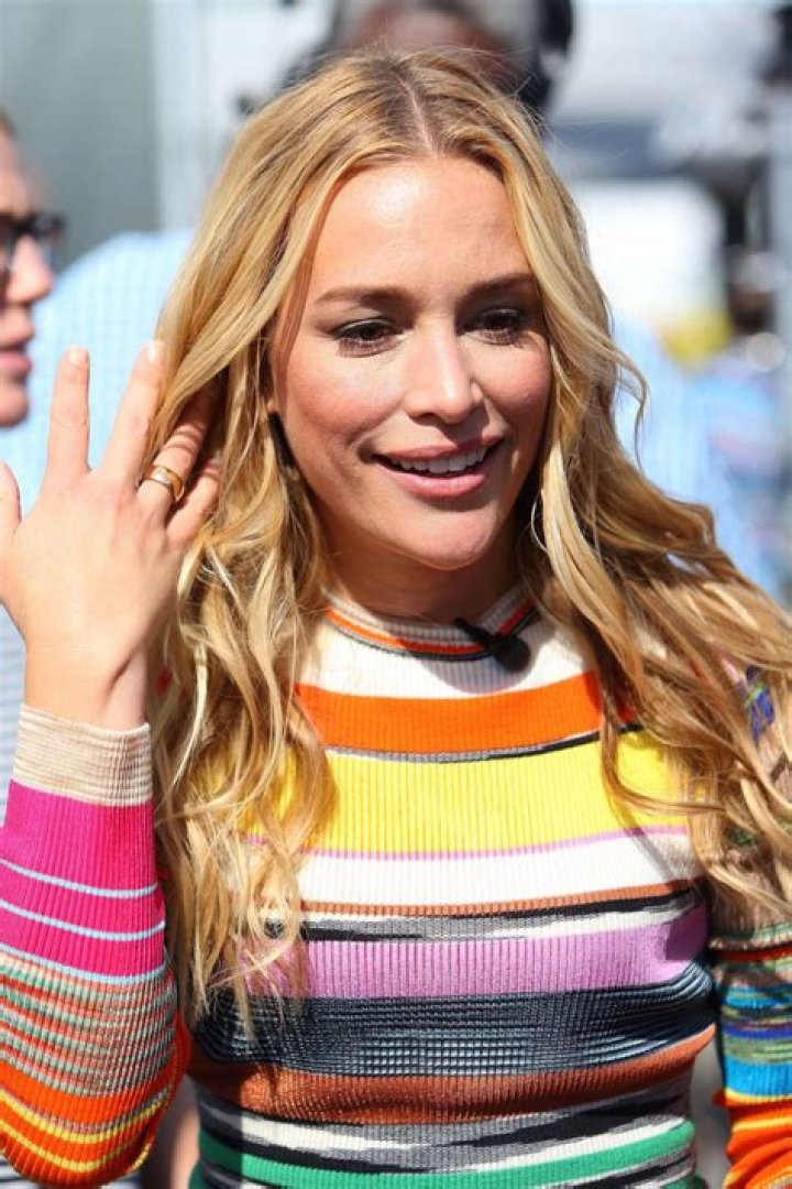 Piper Perabo Films a Live Episode of 'EXTRA' TV in Los Angeles 9/19