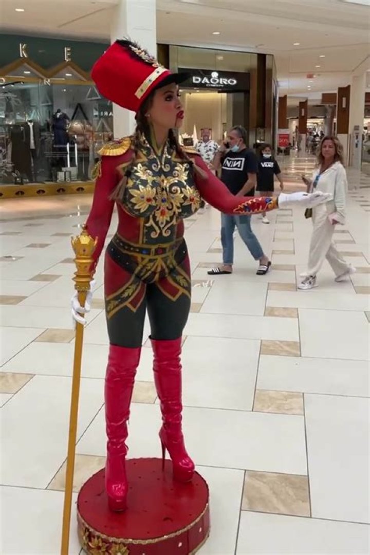 Playboy model kicked out of mall after stripping down, uses BODY PAINT