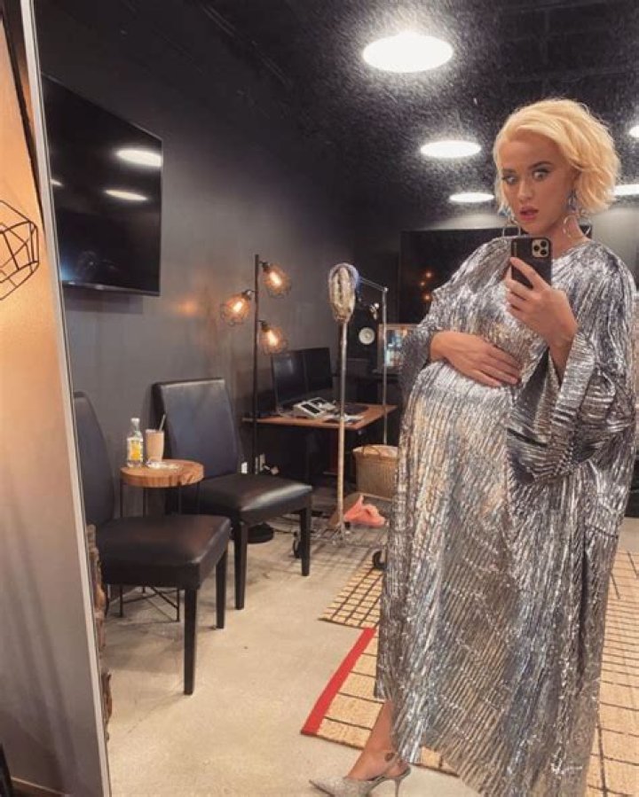 Pregnant Katy Perry Flaunts Baby Bump During 'Daisies' Performance