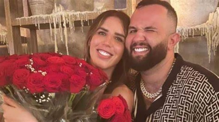 Qui&eacute;n es Alejandra Esquer, la esposa sonorense del cantante Car&iacute;n Le&oacute;n