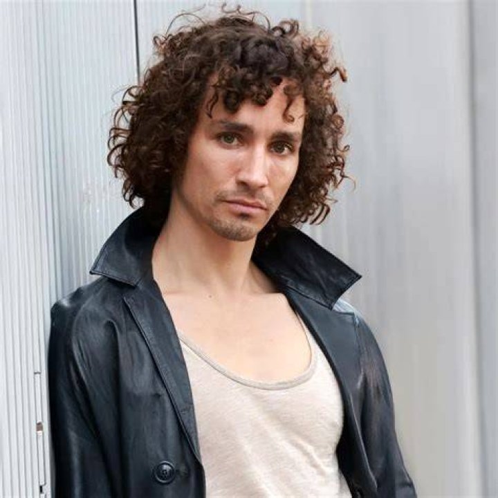 Robert Sheehan- Wiki, Age, Height, Net Worth, Wife, Marriage |