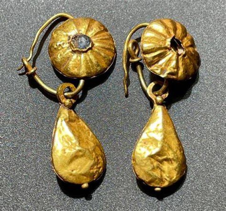 Roman Gold Earring, set with a cabachon dating to the 2nd/3rd
