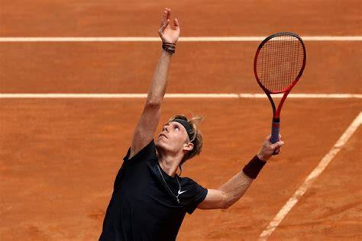 Shapovalov battles back to beat Marco Cecchinato in Geneva UBITENNIS