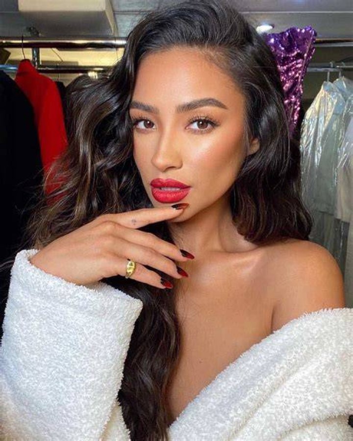 Shay Mitchell ethnicity, nationality, husband, parents, career YEN
