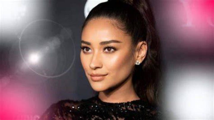 Shay Mitchell Wiki, Height, Age, Boyfriend, Family, Biography & Facts