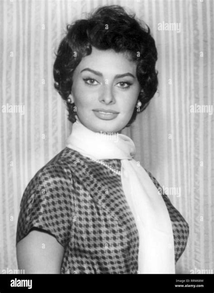 Sophia Loren's Iconic Style In Photos Sophia loren, Sophia loren