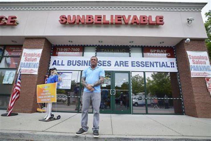 Staten Island tanning salon reopens &mdash; and gets shut down immediately