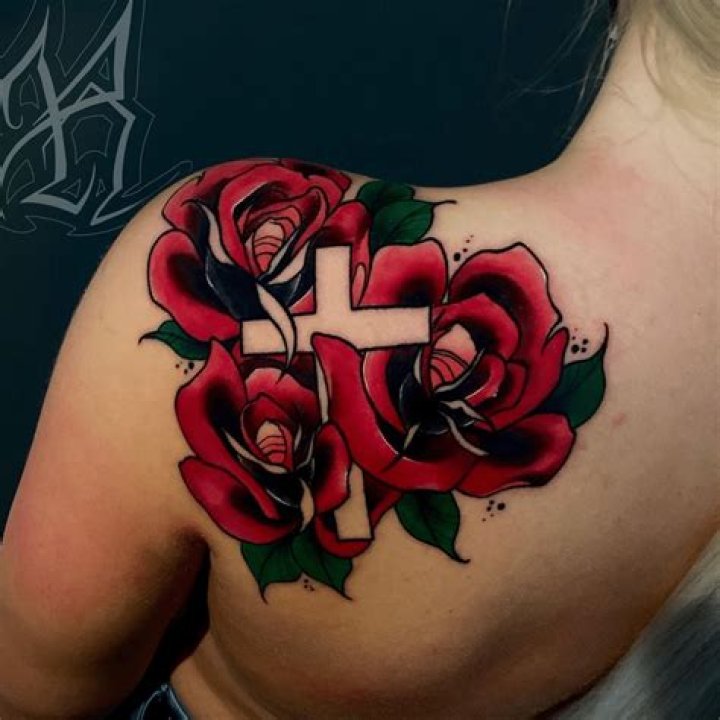 Tatuaje Cruz detr&aacute;s de la oreja Tatuajes para Mujeres