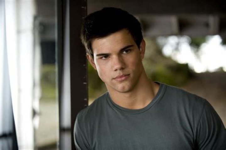 Taylor Lautner's Fianc&eacute;e Taylor Dome Makes Twilight Confession