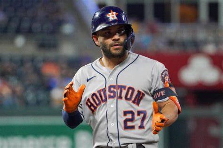 The famous baseball player, Victor Caratini shares a net worth over 1