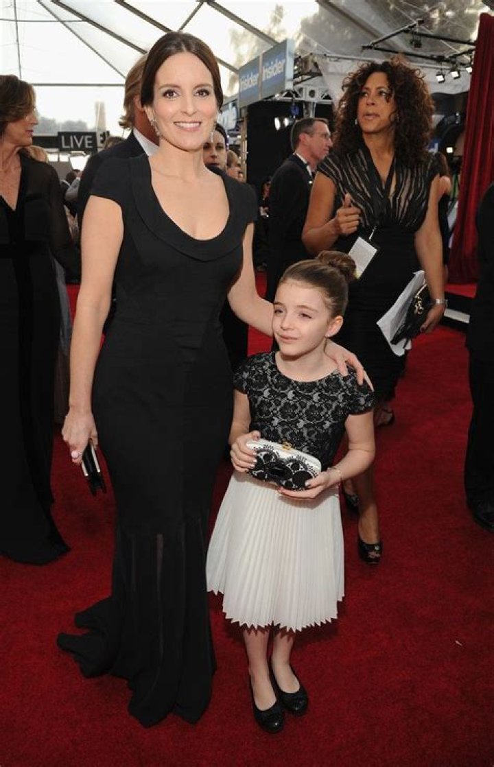 Tina Fey Brings Her MiniMe Daughter to the SAGs Tina fey, Pretty