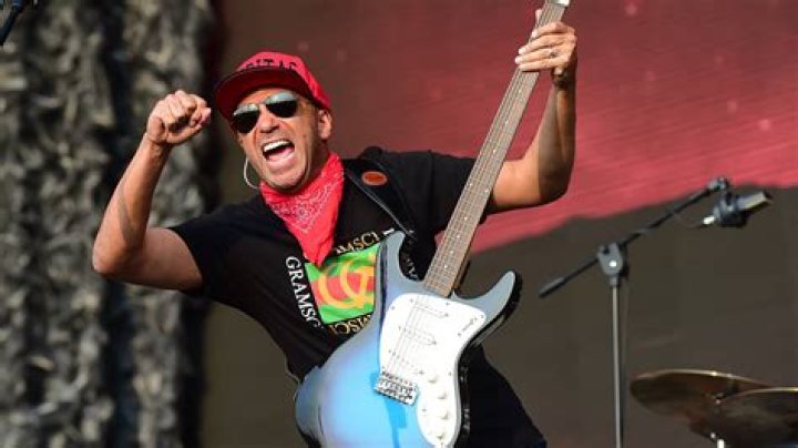 Tom Morello subi&oacute; foto posando con la bandera mapuche y un grupo de