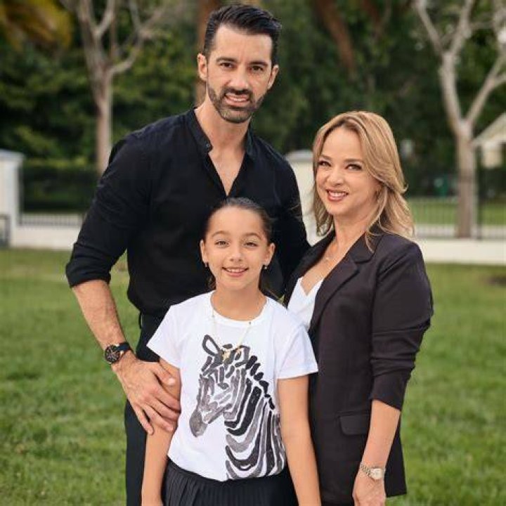 Toni Costa cuando su novia Evelyn Beltrán participó en concursos de