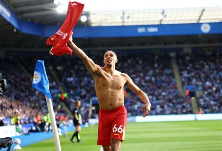 Trent AlexanderArnold scores vs Leicester from slick freekick