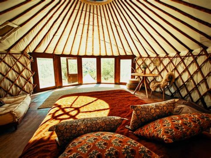 Tuğba Yurt "Yine Sev Yine" Şarkısıyla M&uuml;zikseverlerle Buluşuyor
