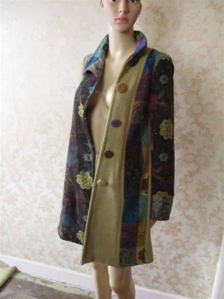 Vintage Floral Coat & Layered Tops Street Style Tokyo Fashion