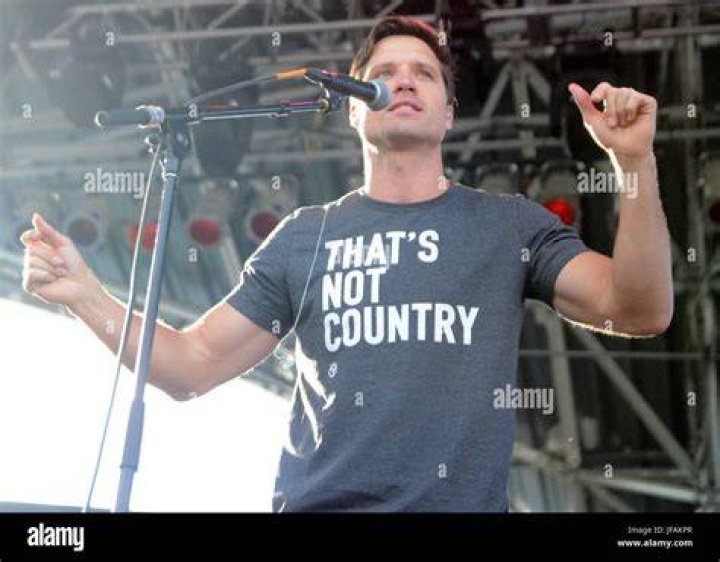 Walker Hayes's CountryPop 'I Hope You Miss Me' Is a Summer Smash