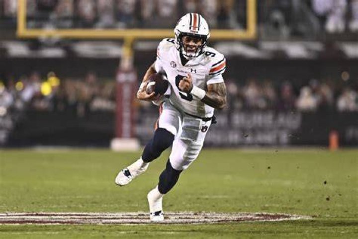 WATCH Robby Ashford goes through drills with his quarterback trainer