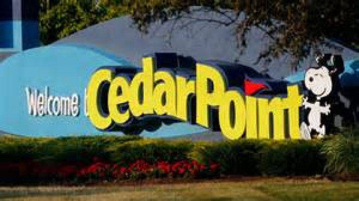 What country singer got hurt at Cedar Point?