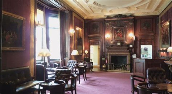 Wood Den Gentlemans club, Gentlemens club, English country decor